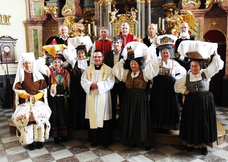 Po končanem blagoslovu jedi je nastal še skupinski posnetek z župnijskim upraviteljem Martinom Lebnom